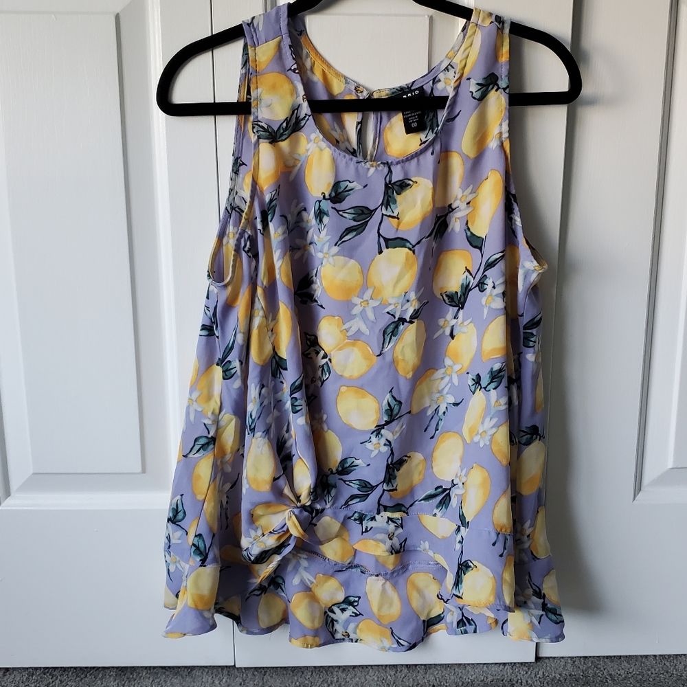 Gray lemon patterned tank (Torrid 00)